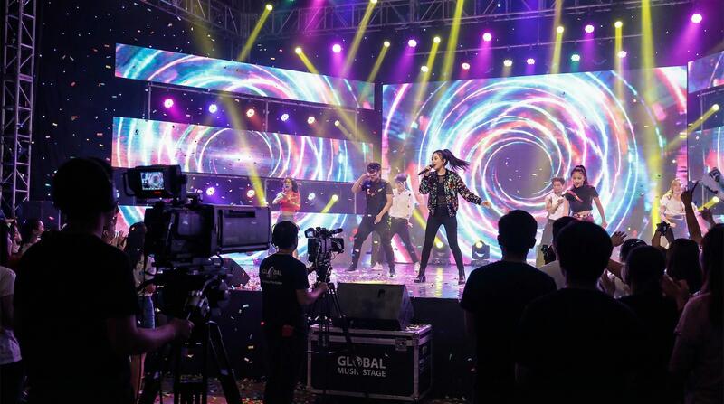 已满十八MV拍摄视频：舞台灯光下的音乐梦想